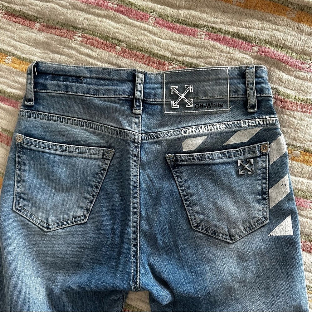 Off-White Skinny Jeans with Arrow Logo & Stripe Detail – Size 26